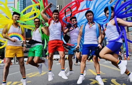 Tayvanda minlərlə insan bircinsli nigahların leqallaşdırılmasından sonra qürur yürüşünə çıxdılar (FOTO)
